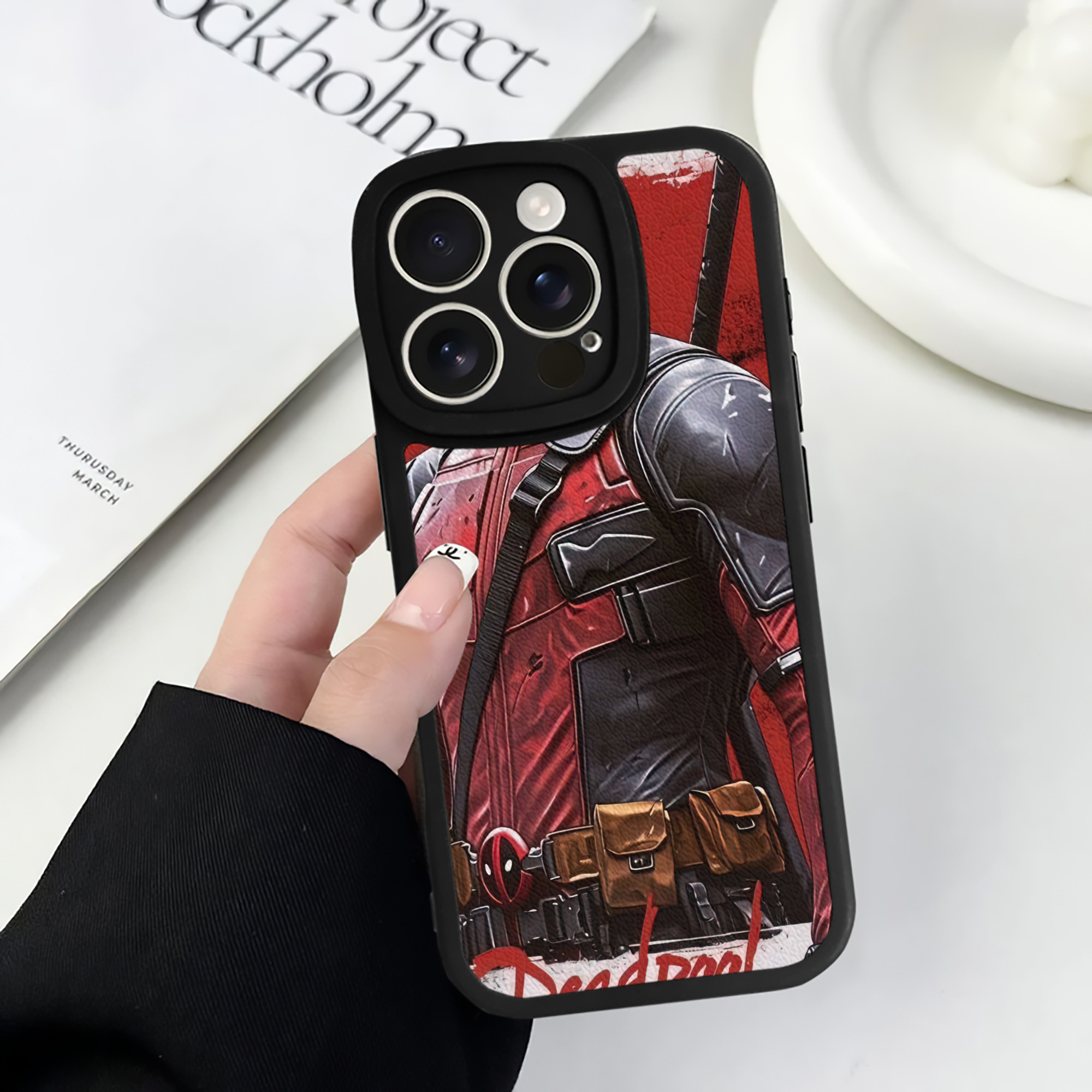 （画像用） Deadpool デッドプール 【iPhone 16シリーズ対応】シリコンスマホケース（レザー調） 材質：シリコン